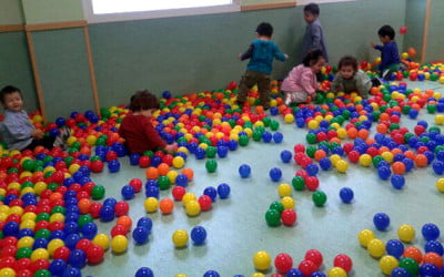 REINER regala 2.500 bolas de plástico para los niños