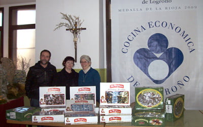 Una afortunada regala su premio de dulces navideños