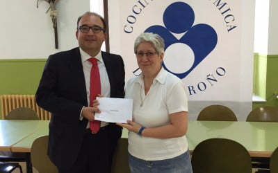 Trabajadores del Santander entregan un donativo a Cocina