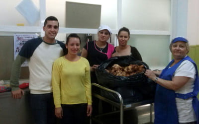 Entrega de pollos solidarios del restaurante Zikos’2
