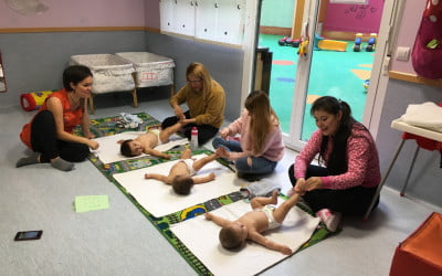 Taller de masaje Shantala para bebés en Entrepuentes