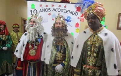 Los Reyes Magos visitan el Alojamiento de Cocina Económica
