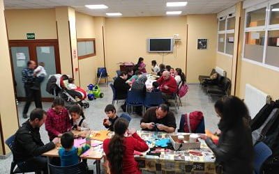 Los vecinos del Alojamiento celebran un taller de Carnaval