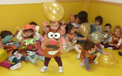 Los niños y las monitoras del Centro Entrepuentes se disfrazan de Míster Potato
