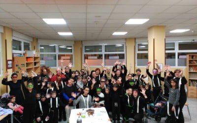 Los vecinos del Alojamiento se disfrazan de mimo en la fiesta de carnaval