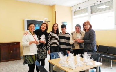 Usuarios de Asprodema entregan juegos del tres en raya a los menores del Alojamiento