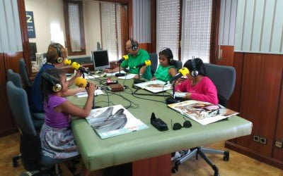Niñas del Alojamiento comentan un libro en un programa de radio