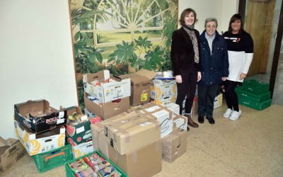 Entrega de alimentos recogidos por la Asociación de Centros de Educación Infantil
